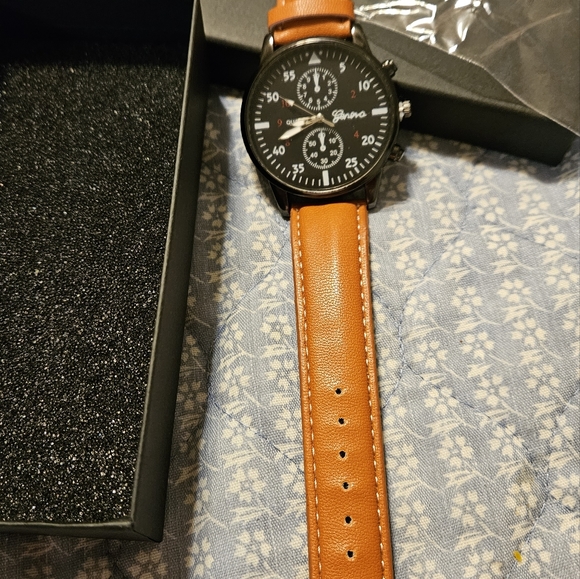 This listing is for a Mens Casual brown quartz watch Please see all the picture - Picture 3 of 13